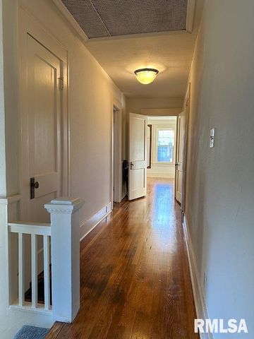 702 W CHERRY Street, Carbondale, IL 62901