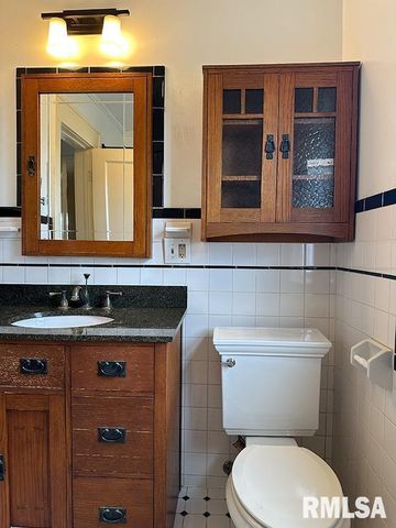 702 W CHERRY Street, Carbondale, IL 62901