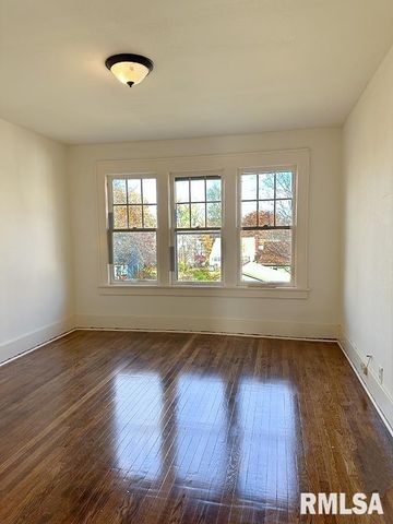 702 W CHERRY Street, Carbondale, IL 62901