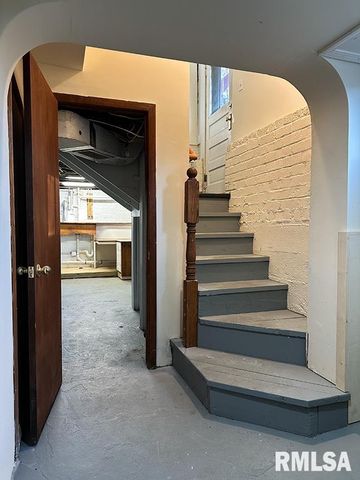 702 W CHERRY Street, Carbondale, IL 62901