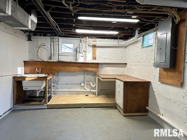 702 W CHERRY Street, Carbondale, IL 62901