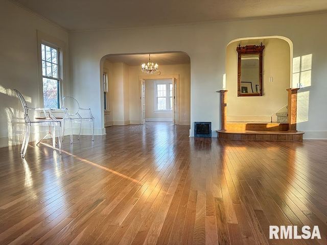 702 W CHERRY Street, Carbondale, IL 62901