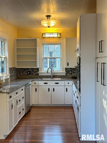 702 W CHERRY Street, Carbondale, IL 62901