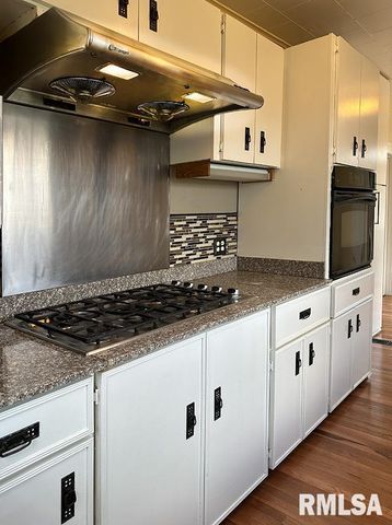 702 W CHERRY Street, Carbondale, IL 62901