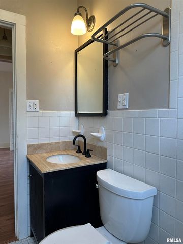 702 W CHERRY Street, Carbondale, IL 62901