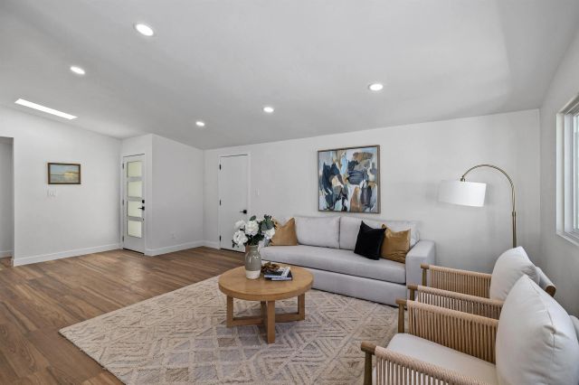 5284 Winthrop St, San Diego, CA 92117