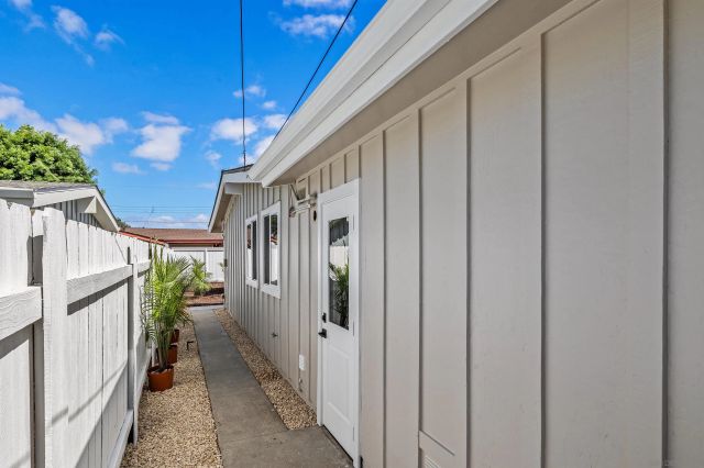 5284 Winthrop St, San Diego, CA 92117