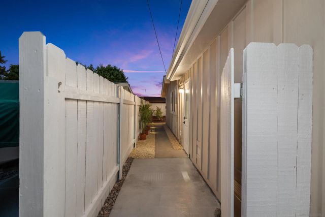 5284 Winthrop St, San Diego, CA 92117