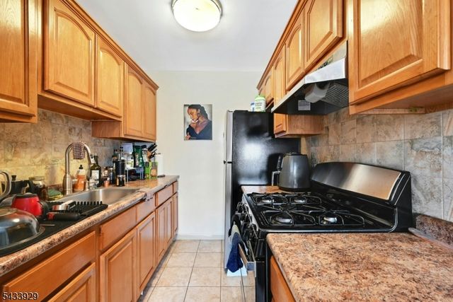 14 Jacques 11, Elizabeth City, NJ 07201