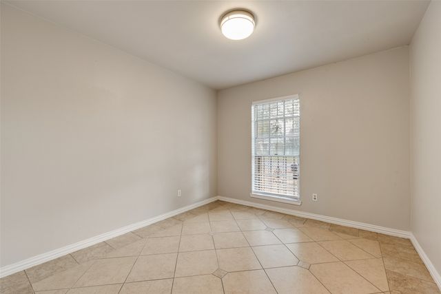 9829 GROVE OAKS Valley, Dallas, TX 75217