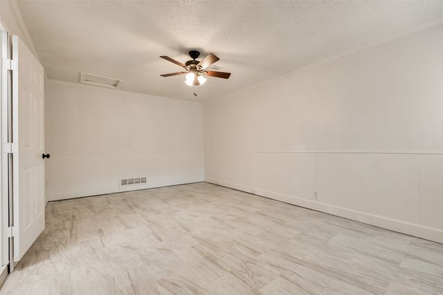 9829 GROVE OAKS Valley, Dallas, TX 75217