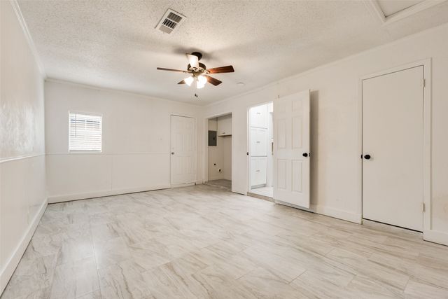 9829 GROVE OAKS Valley, Dallas, TX 75217