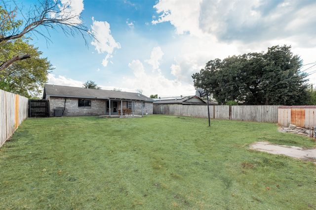 9829 GROVE OAKS Valley, Dallas, TX 75217