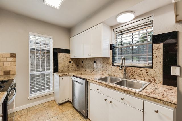 9829 GROVE OAKS Valley, Dallas, TX 75217