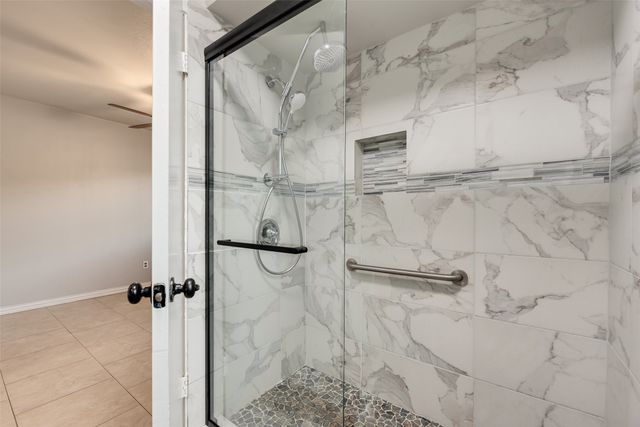 9829 GROVE OAKS Valley, Dallas, TX 75217