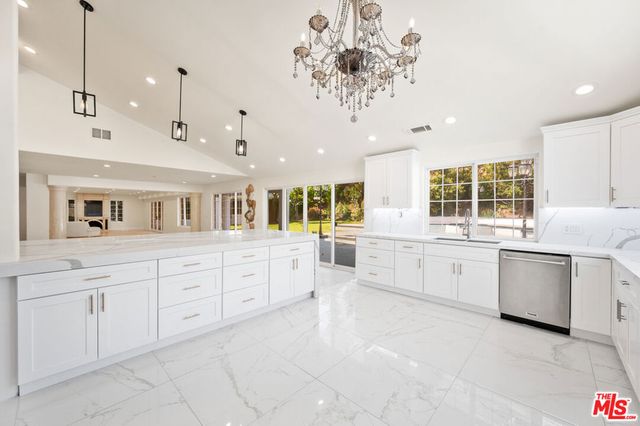 3856 Vista Linda Drive, Encino, CA 91316