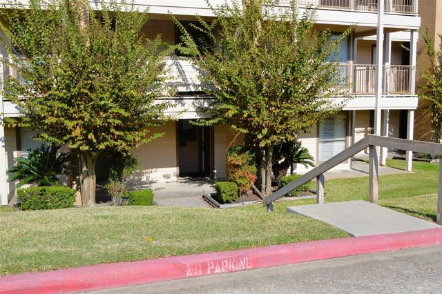 102 Lakeview Terrace D, Conroe, TX 77356