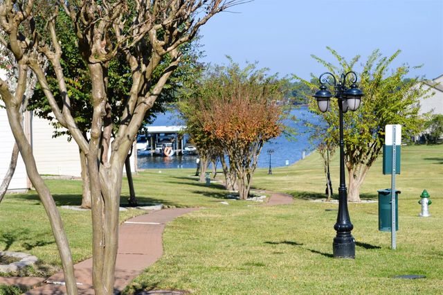 102 Lakeview Terrace D, Conroe, TX 77356