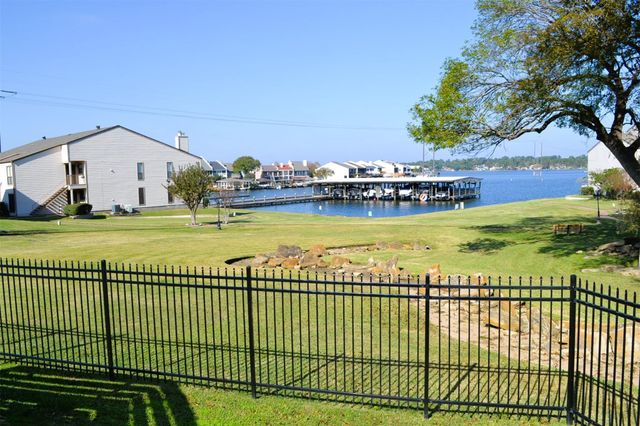 102 Lakeview Terrace D, Conroe, TX 77356