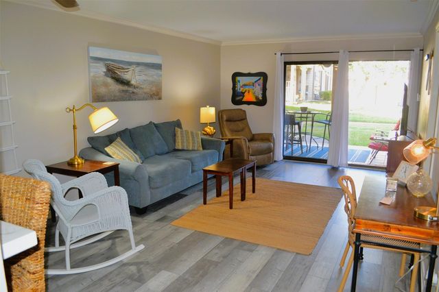 102 Lakeview Terrace D, Conroe, TX 77356