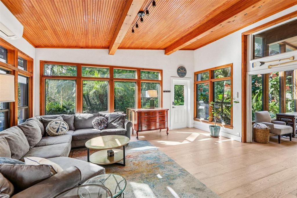 Image 12 of property listing at 1016 HOWELL BRANCH ROAD, Winter Park, FL 32789