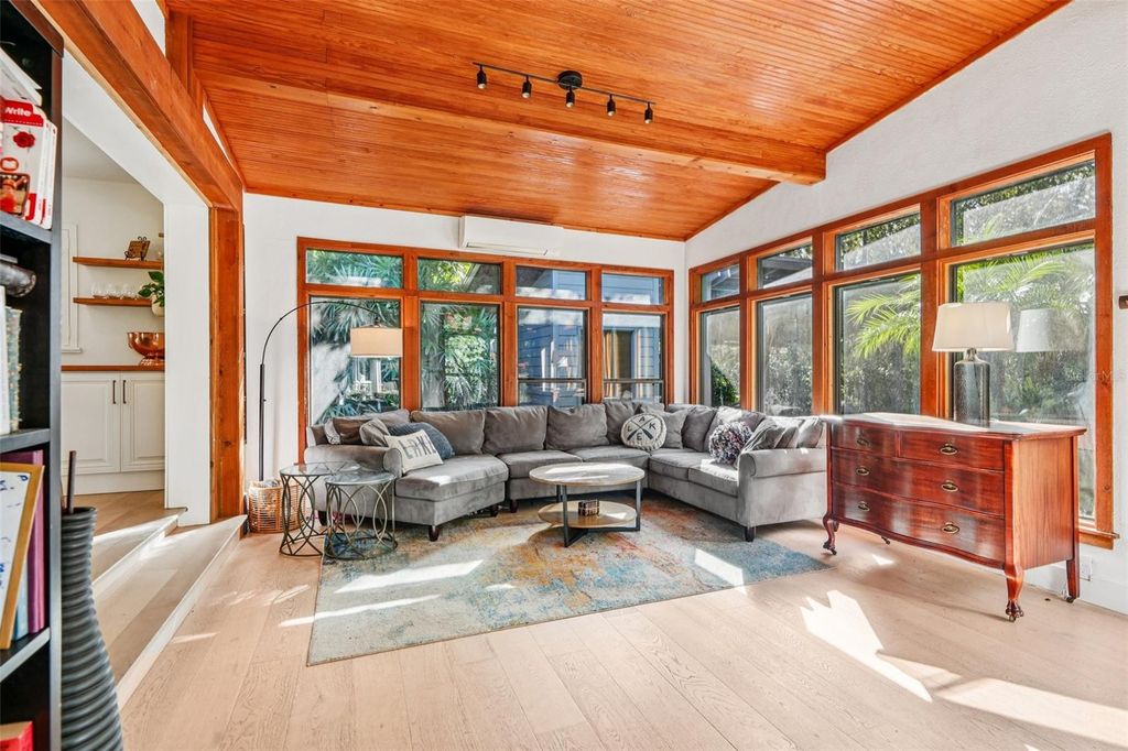 Image 10 of property listing at 1016 HOWELL BRANCH ROAD, Winter Park, FL 32789