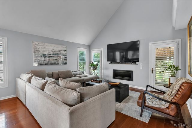 8059 Laurel Park Ln, Clarence, NY 14051