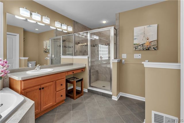 8059 Laurel Park Ln, Clarence, NY 14051
