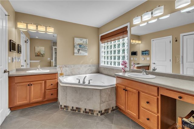 8059 Laurel Park Ln, Clarence, NY 14051