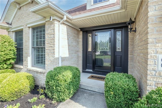 8059 Laurel Park Ln, Clarence, NY 14051