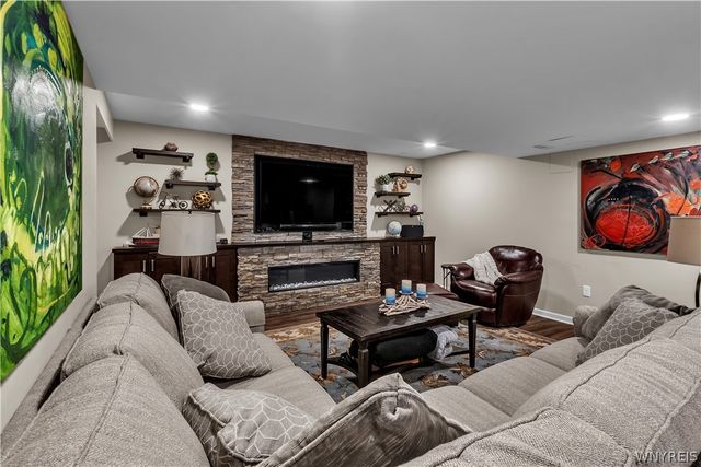 8059 Laurel Park Ln, Clarence, NY 14051