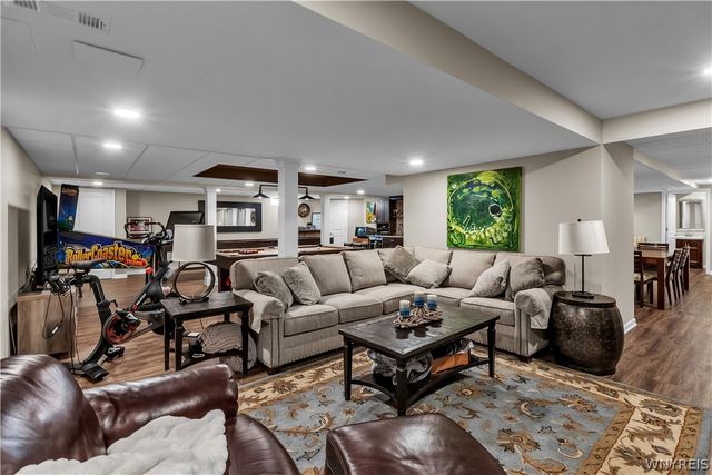 8059 Laurel Park Ln, Clarence, NY 14051