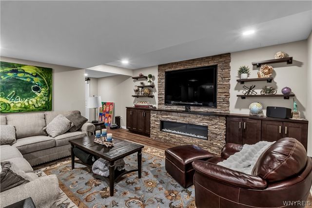8059 Laurel Park Ln, Clarence, NY 14051