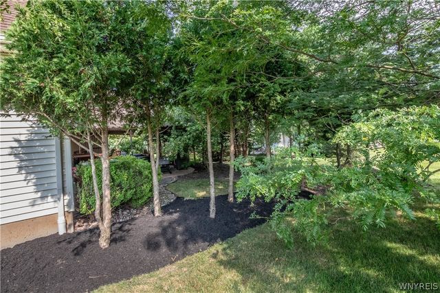 8059 Laurel Park Ln, Clarence, NY 14051