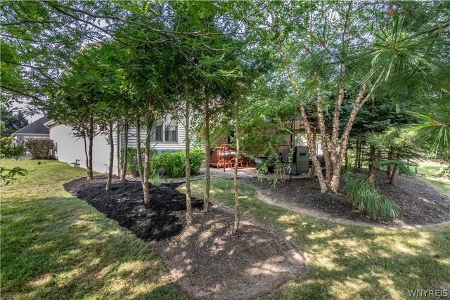 8059 Laurel Park Ln, Clarence, NY 14051