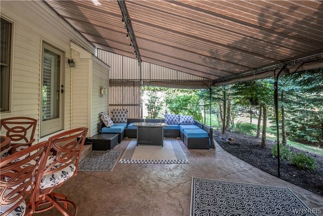 8059 Laurel Park Ln, Clarence, NY 14051
