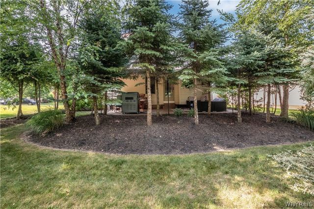 8059 Laurel Park Ln, Clarence, NY 14051