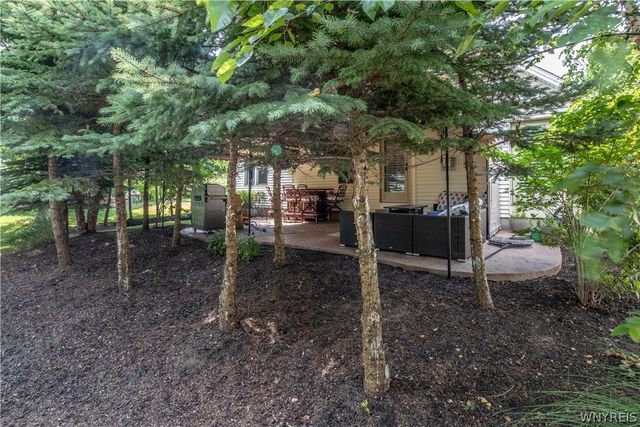 8059 Laurel Park Ln, Clarence, NY 14051