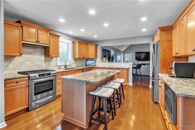 8059 Laurel Park Ln, Clarence, NY 14051