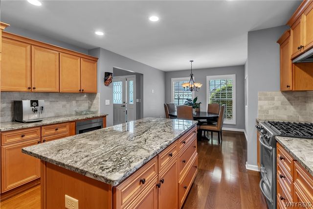 8059 Laurel Park Ln, Clarence, NY 14051