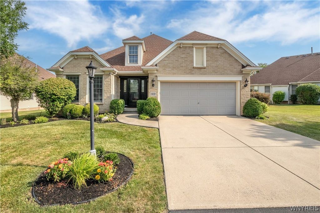 8059 Laurel Park Ln, Clarence, NY 14051