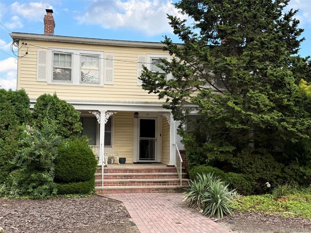 82 Auerbach Lane, Lawrence, NY 11559