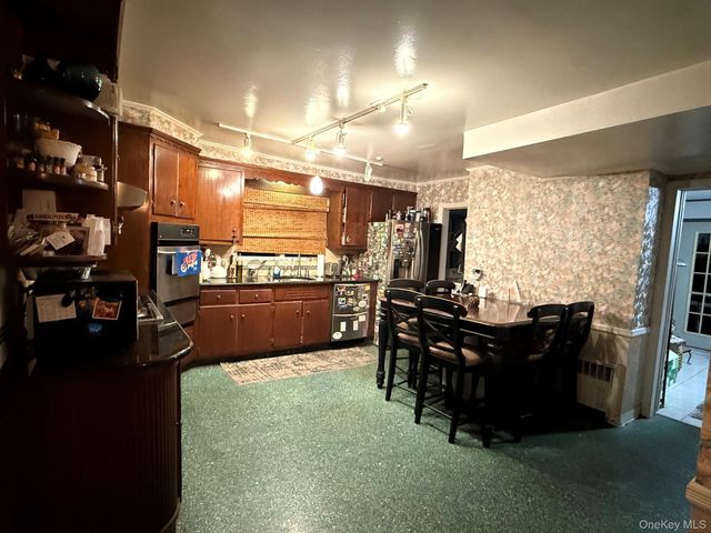 82 Auerbach Lane, Lawrence, NY 11559