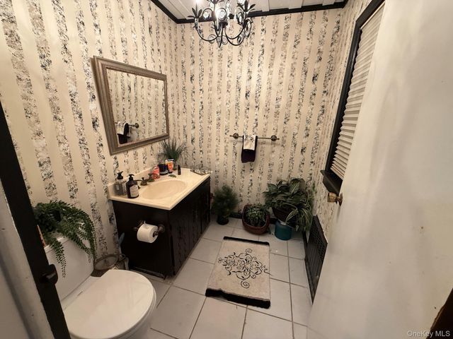 82 Auerbach Lane, Lawrence, NY 11559