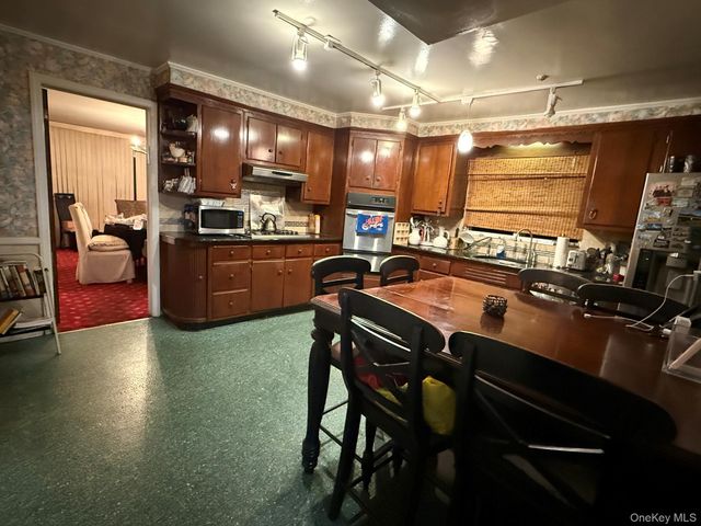 82 Auerbach Lane, Lawrence, NY 11559