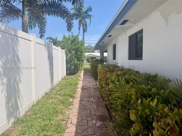 2730 NE 7th St, Pompano Beach, FL 33062