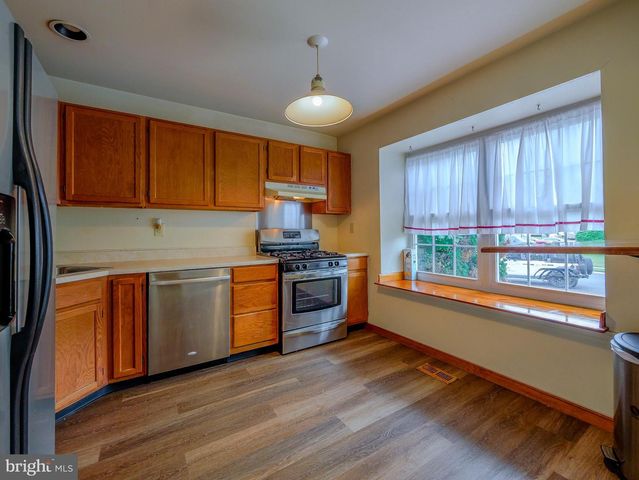 6 VICTORIA DR, Aston, PA 19014