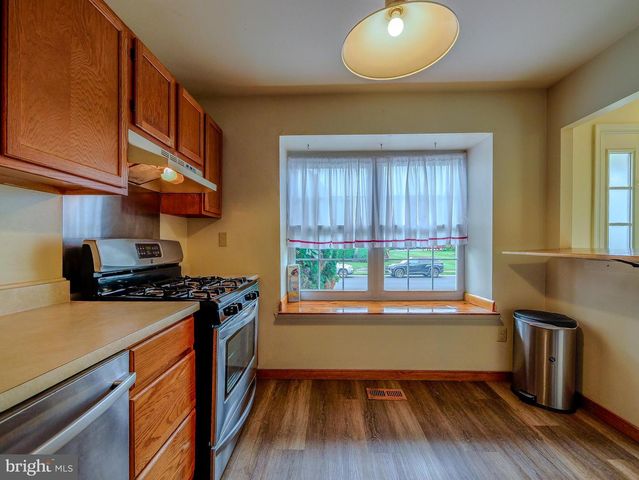 6 VICTORIA DR, Aston, PA 19014