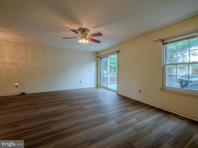 6 VICTORIA DR, Aston, PA 19014