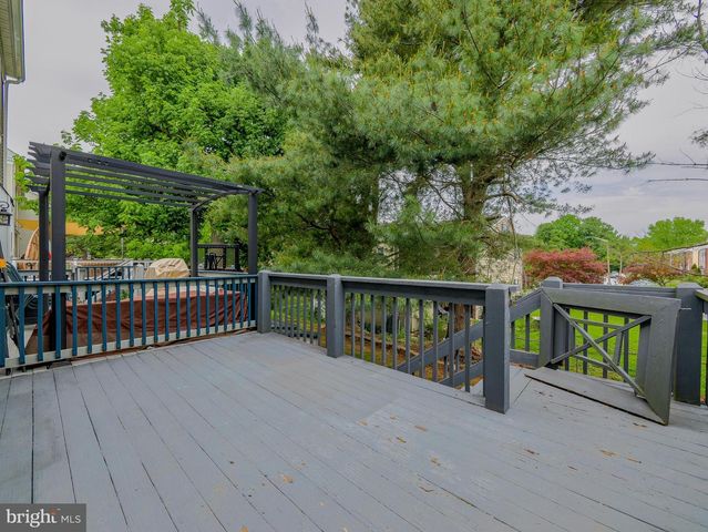 6 VICTORIA DR, Aston, PA 19014